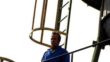 Sale su un silos e minaccia di gettarsi