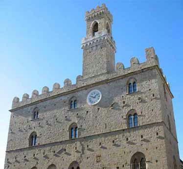 Sopra la lettera scritta da Sos Volterra In alto il Comune di Volterra 