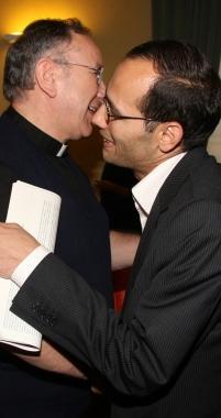 L’abbraccio fra don Santino Brunetti e l’imam