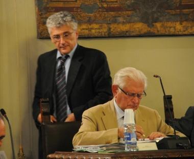 Nella foto il sindaco Mauro Favilla in consiglio comunale; dietro di lui il capogruppo di Forza Lucca Maurizio Dinelli
