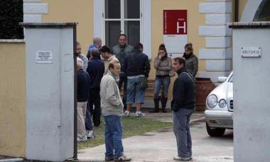 Amici e parenti di Giovanni Vinchesi ieri pomeriggio non si sono allontanati dallobitorio 