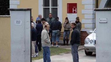 Amici e parenti di Giovanni Vinchesi ieri pomeriggio non si sono allontanati dall’obitorio