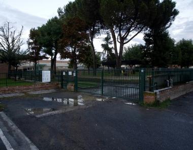 A destra lasilo Il Grillo Parlante di via Foscolo a Fucecchio e sotto una pattuglia al lavoro 