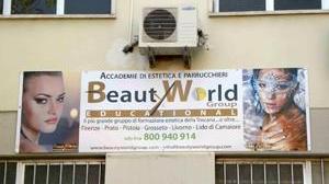 Chiude la scuola di estetica, infuriate le corsiste
