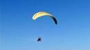 Si ferisce precipitando con il parapendio