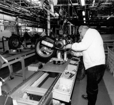 Un operaio su una linea Piaggio 