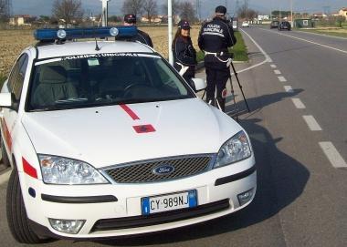 Una pattuglia dei vigili urbani 