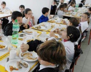 Bambini a una mensa scolastica 