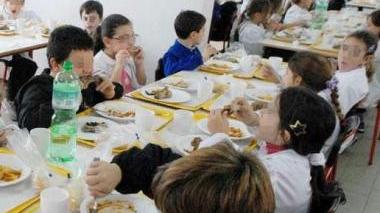 Bambini a una mensa scolastica