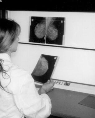 <b>REFERTI. </b>Un medico guarda i radiogrammi    
