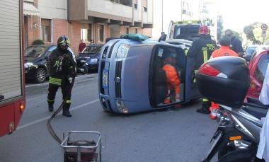 La vettura ribaltata davanti al liceo scientifico 