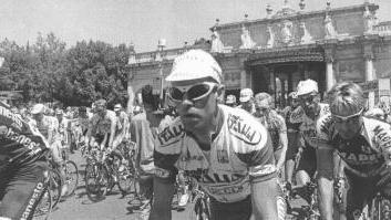 La carovana del Giro d’Italia edizione 2003 davanti allo stabilmento termale Tettuccio