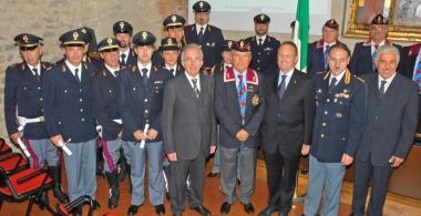I poliziotti premiati insieme al questore Maurizio Manzo   