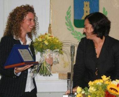 Barbara Tamburini riceve la targa dal sindaco 
