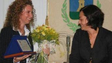 Barbara Tamburini riceve la targa dal sindaco