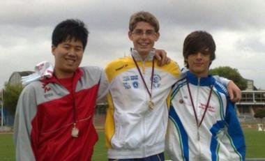 A destra, Pagliocca Sopra, latleta pratese sul podio 