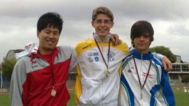 A destra, Pagliocca Sopra, l’atleta pratese sul podio
