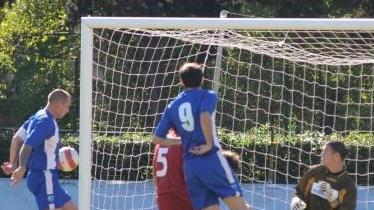 Il primo gol del Follonica e Pierozzi sulla palla attaccato da un difensore