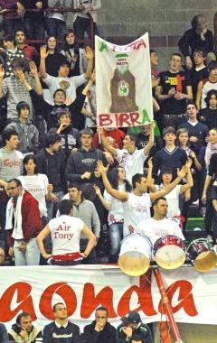 <b>RICORDI LONTANI.</b> Unimmagine degli Untouchable, la curva degli anni in cui il PalaFermi era pieno in ogni ordine di posti. Sotto il presidente Maltinti e il ds Iozzelli. A sinistra uno scorcio della curva Baraonda. A destra gli ultras al Melani che riaprir&agrave; a novembre 