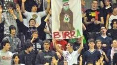 <b>RICORDI LONTANI.</b> Un’immagine degli Untouchable, la curva degli anni in cui il PalaFermi era pieno in ogni ordine di posti. Sotto il presidente Maltinti e il ds Iozzelli. A sinistra uno scorcio della curva Baraonda. A destra gli ultras al Melani che riaprirà a novembre