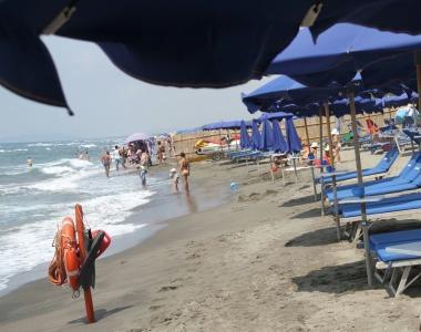 <b>CAPALBIO. </b>Ombrelloni sulla costa e la splendida torre delloasi di Burano                 