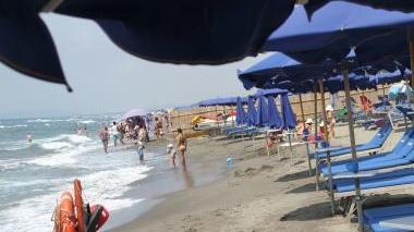 <b>CAPALBIO. </b>Ombrelloni sulla costa e la splendida torre dell’oasi di Burano