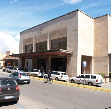 In alto, lingresso della stazione Sopra, due agenti della polizia ferroviaria 