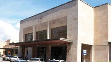 In alto, l’ingresso della stazione Sopra, due agenti della polizia ferroviaria