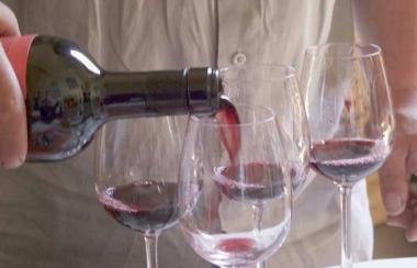 I calici si riempiono di vino Carmignano 