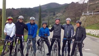 Giuseppe Bellandi, terzo da destra, in versione ciclista