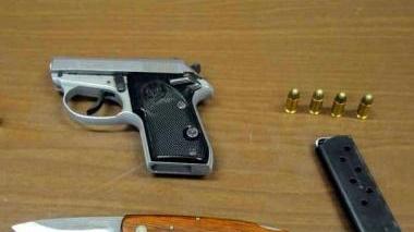 Da sinistra in senso orario le armi sequestrate i carabinieri davanti al bar; Franco Bardini e Murena