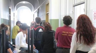 I vigili del fuoco controllano le condizioni del corridoio che conduce alle aule del secondo piano