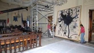 Lo smontaggio del quadro di Mirò nella sala consiliare