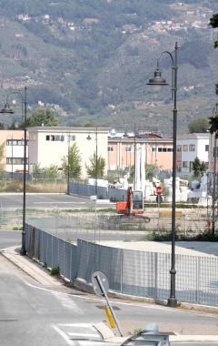 I capannoni industriali sulla via Aurelia a Pietrasanta 
