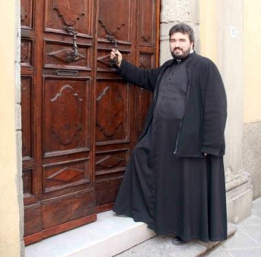 <strong>PAURA.</strong> Don Damiano Pacini, parroco di Camaiore