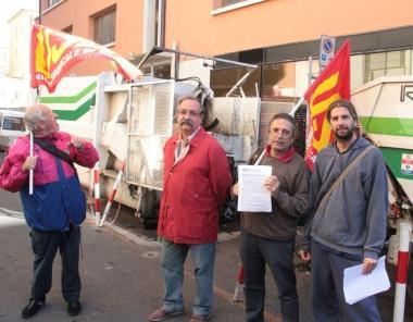 Gli esponenti del sindacato Sdl al volantinaggio in via SantOmobono 