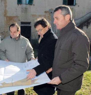 Il sindaco Michele Biagi (in primo piano) con i tecnici nella tenuta di Rimigliano 