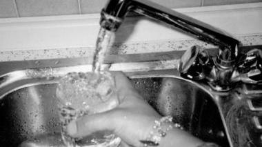 Da ottobre acqua più cara per chi non ha l’addebito della bolletta sul conto corrente