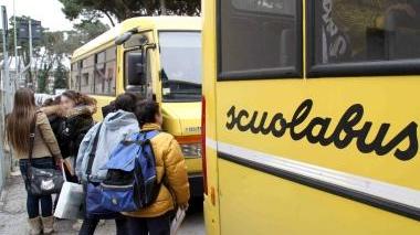 Un pulmino e Ildo Fusani dell’Ufficio Scuola
