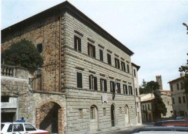 A sinistra Linda Bilei nuovo assessore In alto Castelnuovo 