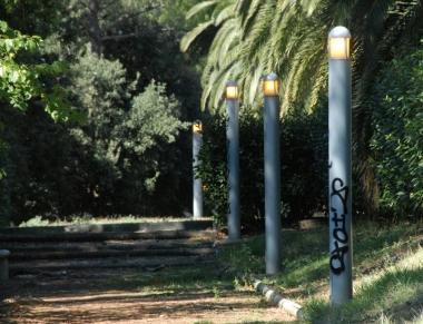 <b>LAMPIONI </b>lungo il sentiero che costeggia via Porciatti Da diversi giorni sono accesi 24 ore su 24    