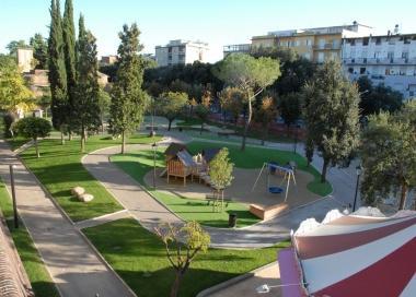 <b>RIAPERTURE E BLINDATURE </b>A sinistra, una spettacolare veduta dalle mura del restaurato giardino di via Ximenes. In alto il cancello che blocca laccesso da via Ximenes al sottopasso, qui a fianco il cancello che chiude la troniera da piazza del Sale 