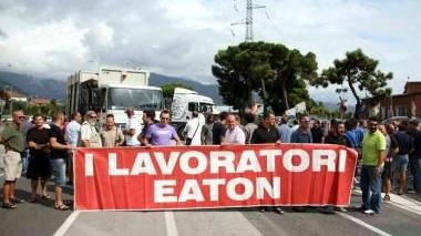 Una protesta degli operai Eaton: al ministero si discute del loro futuro