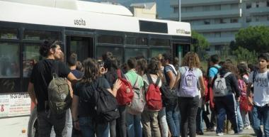 Studenti delle scuole superiori salgono su un pullman dopo la fine delle lezioni 