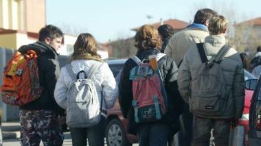 Un gruppo di studenti all’uscita di scuola mentre va a prendere l’autobus