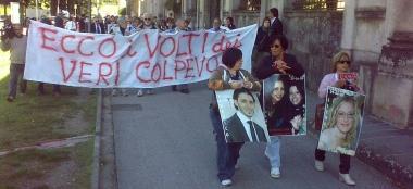 <b>IN MANETTE.</b> Daniela Rombi e Andrea Maccioni (a sinistra) davanti alla Procura 