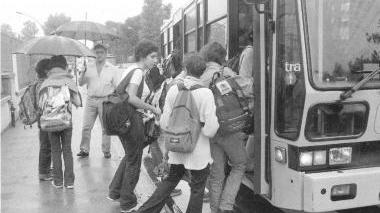 Studenti salgono su un autobus