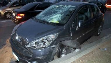 <b>INCIDENTE PERICOLOSO.</b> Lauto semidistrutta ha terminato la sua corsa contro lo scalino del marciapiede          