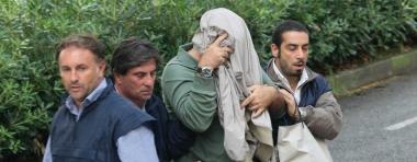 Gianluca Pasini, sindaco di Riomaggiore, al momento dellarresto: il primo cittadino si copre la testa con un giubbino per non essere fotografato 