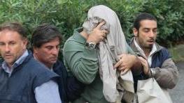 Gianluca Pasini, sindaco di Riomaggiore, al momento dell’arresto: il primo cittadino si copre la testa con un giubbino per non essere fotografato